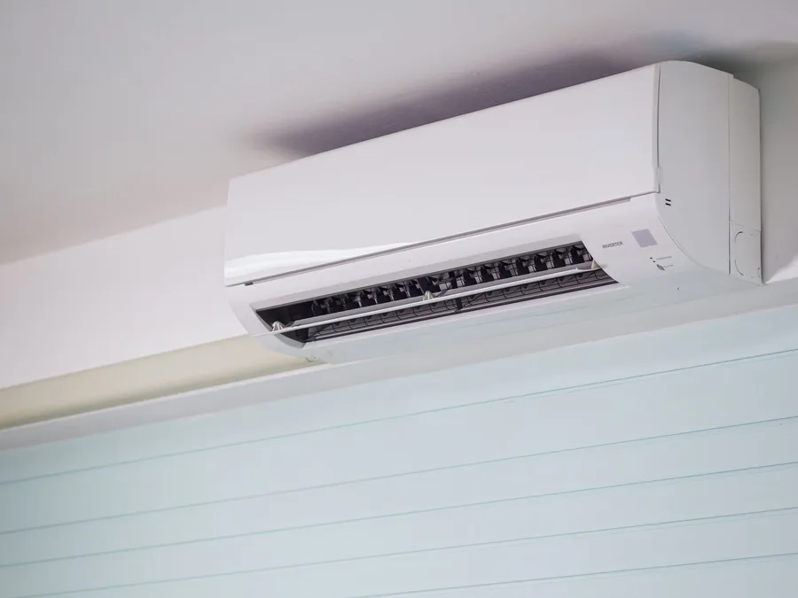 Unidad de aire acondicionado instalada en el interior de un cuarto de equipos