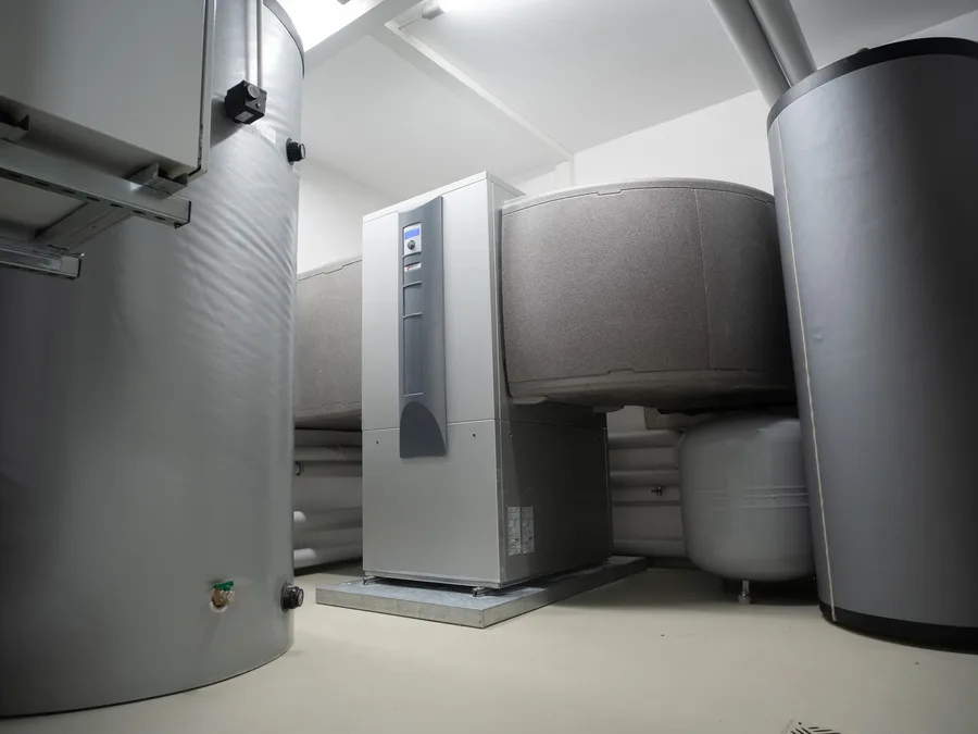 Sala de equipos con bomba de calor y tanques de almacenamiento térmico