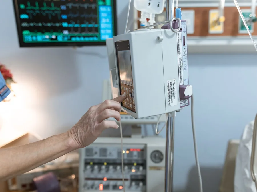 Equipo de monitoreo médico en un cuarto crítico de hospital