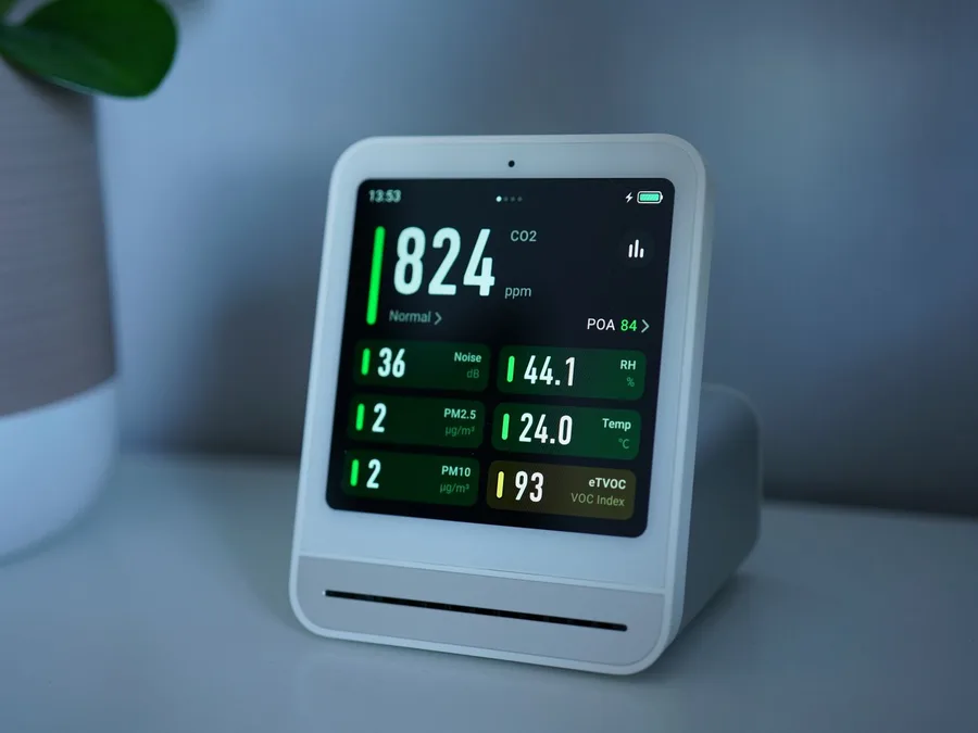 Sensor de monitoreo ambiental mostrando temperatura, humedad y calidad del aire