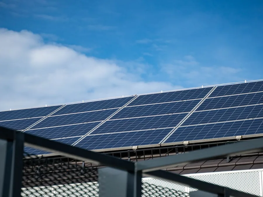Paneles solares fotovoltaicos instalados en un techo