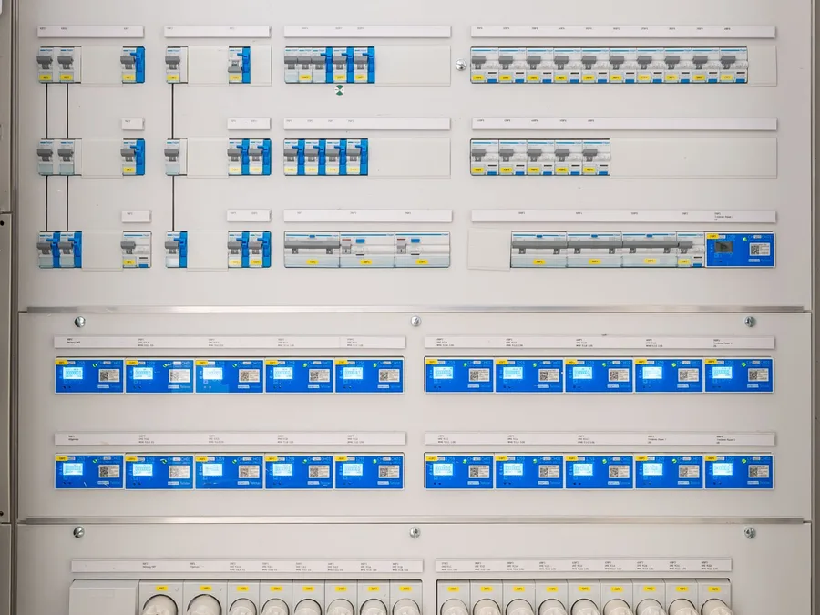 Tablero eléctrico de automatización y control con breakers