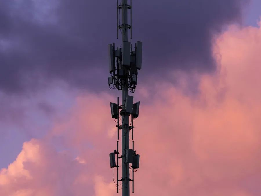 Torre de telecomunicaciones al atardecer
